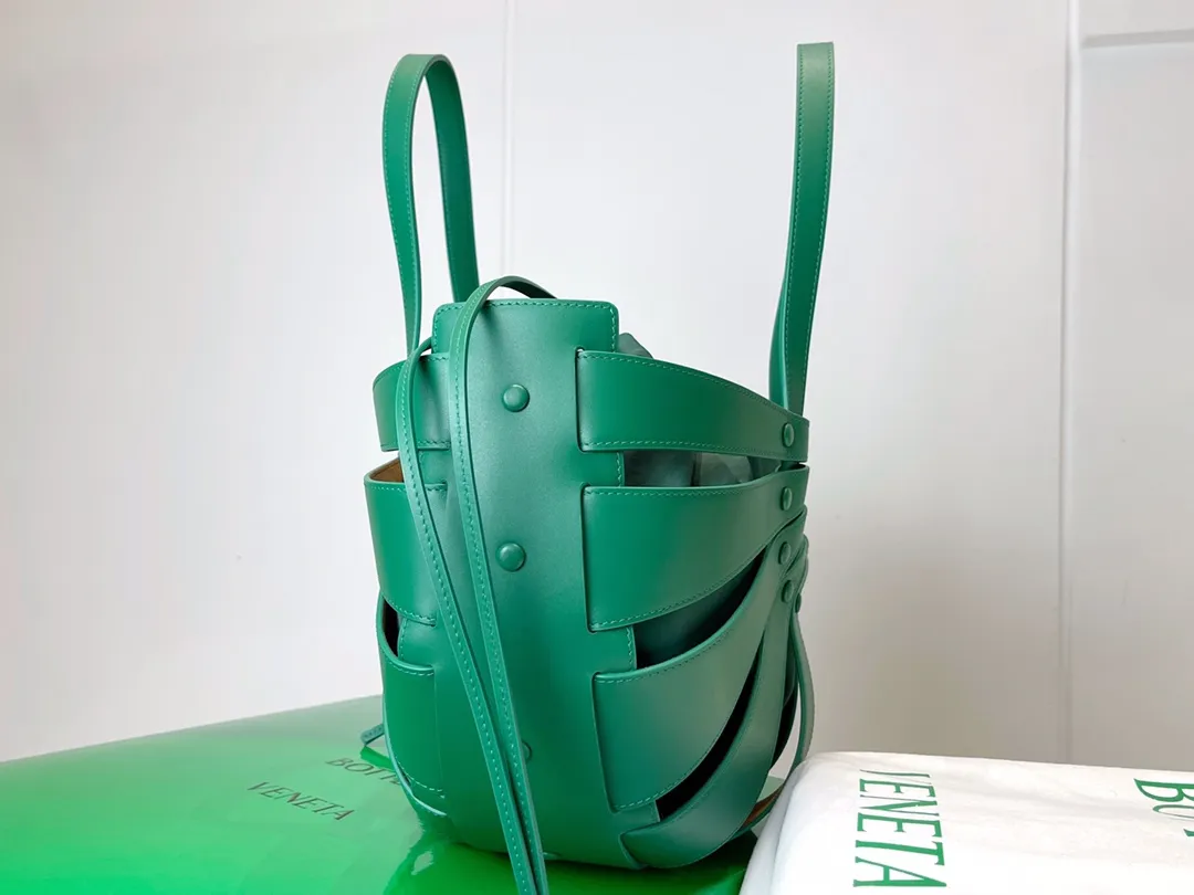 #Bottega Vaneta 651577#2021 new model for early spring is here. The shell bag TheShell French calfskin scissor shoulder bag. I have to say that only VIPs can pre-order this ZP. Exclusive first release [shy] Paper nylon drawstring bag, rivet decoration, leather rope buckle, chic and elegant, casual and versatile, fashionable and western, eye-catching new design, close your eyes to enter, size 40X12X25